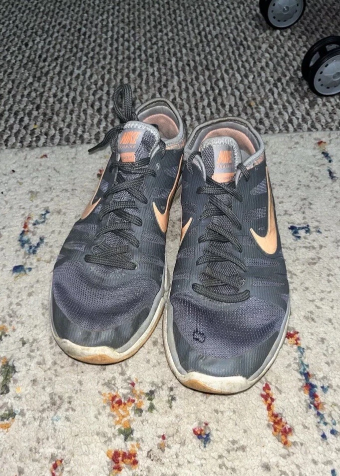 Taille 8   Nike Flex Supreme TR 3 gris bas & orange (a trou comme sur la photo)