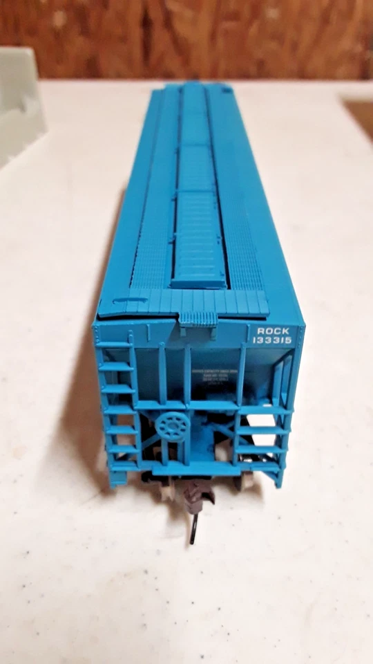 Athearn HO Scale 71699 Rock Island 3 Bay Covered Hopper 133315 (AA-293 - Image 4 of 4