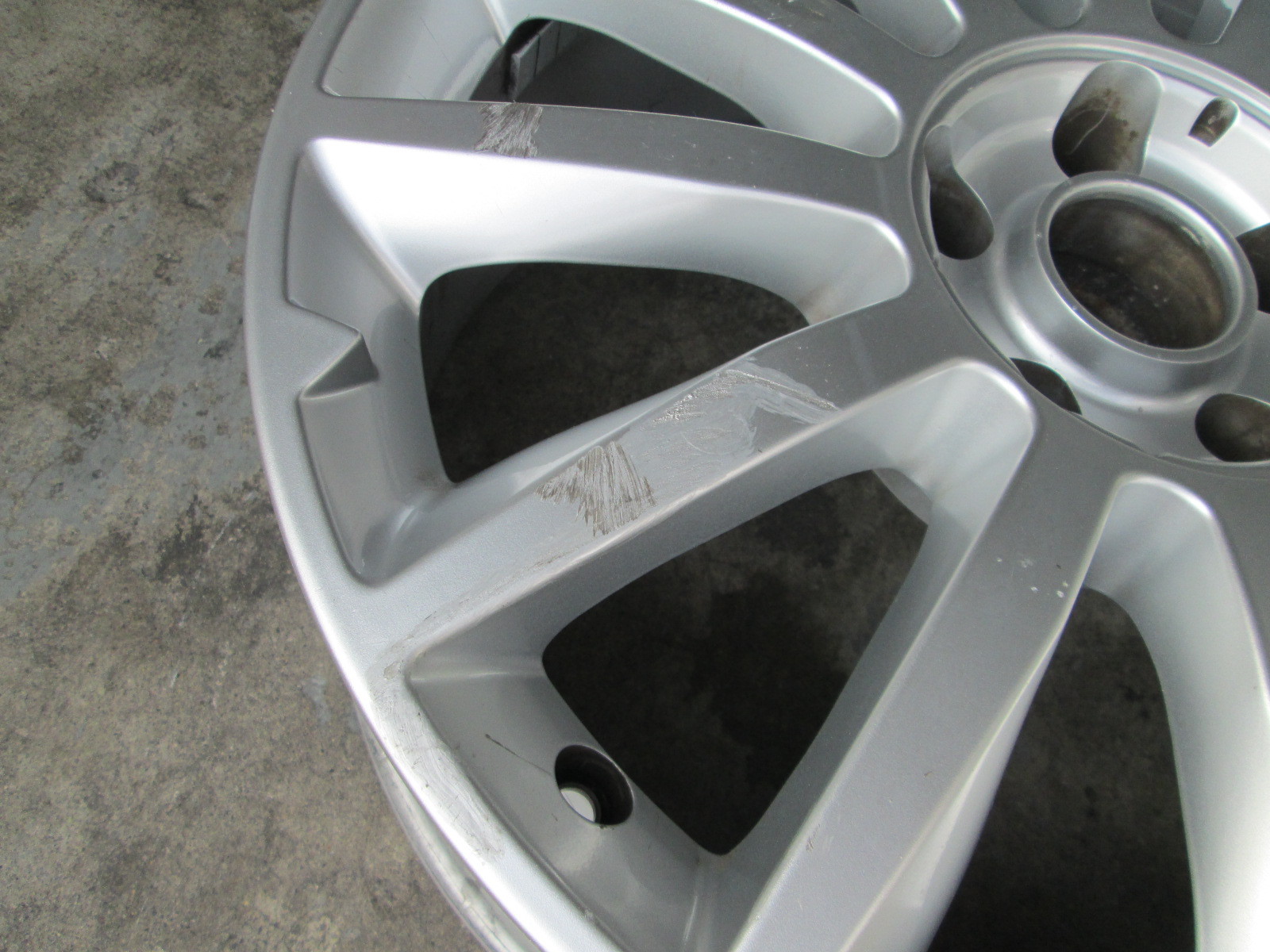 Maserati Ghibli - Front Wheel / Rim USED Part# 670010977