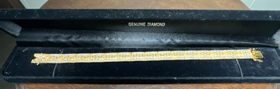 "Brazalete de diseño SAP BR con acento de diamantes tenis tono dorado 7,5"" de largo nuevo en caja" Foto 3 de 4