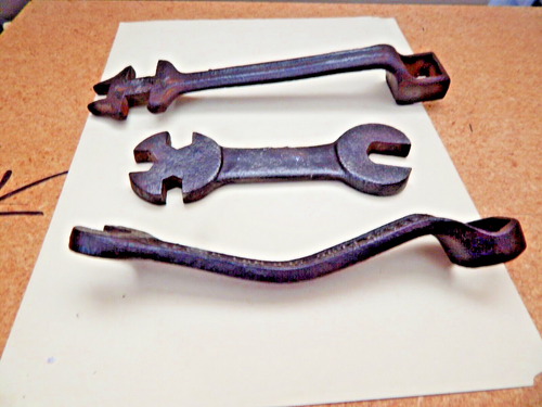 1LOT OF 3 VINTAGE WRENCHES ,1 BUGGY , 1 UNKNOWN & 1 BATTERY,SPARK PLUG (CURVED - Picture 2 of 4