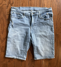 Levi's Women Light Wash Blue Denim Shorts 11" Inseam 5-Pocket Button size 32