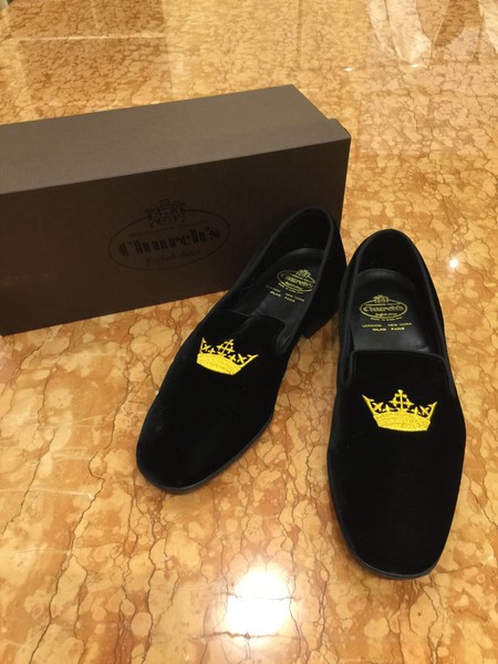 Church's schwarze Samt Hausschuhe Halbschuhe mit golden bestickter Krone - einmal getragen