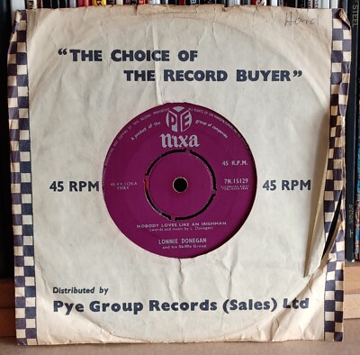 (21) Lonnie Donegan And His Skiffle Group - Nobody Loves Like An Irishman 7''