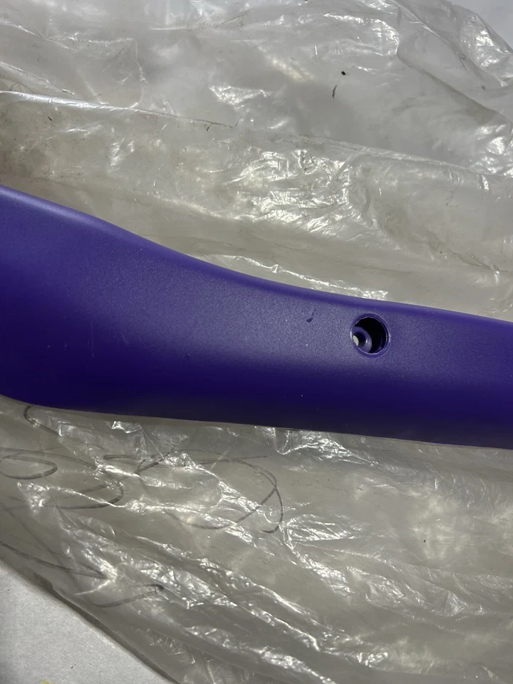 Parachoques trasero derecho NOS OEM Yamaha Wave Venture púrpura Gunwale Foto 3 de 4