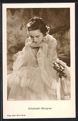 Schauspielerin Elisabeth Bergner im Brautkleid, Ansichtskarte 