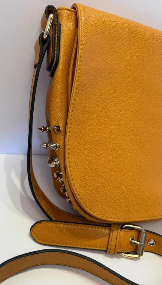 Bandolera amarilla con tachuelas - Cartera estilo silla de montar de cuero sintético Foto 3 de 4