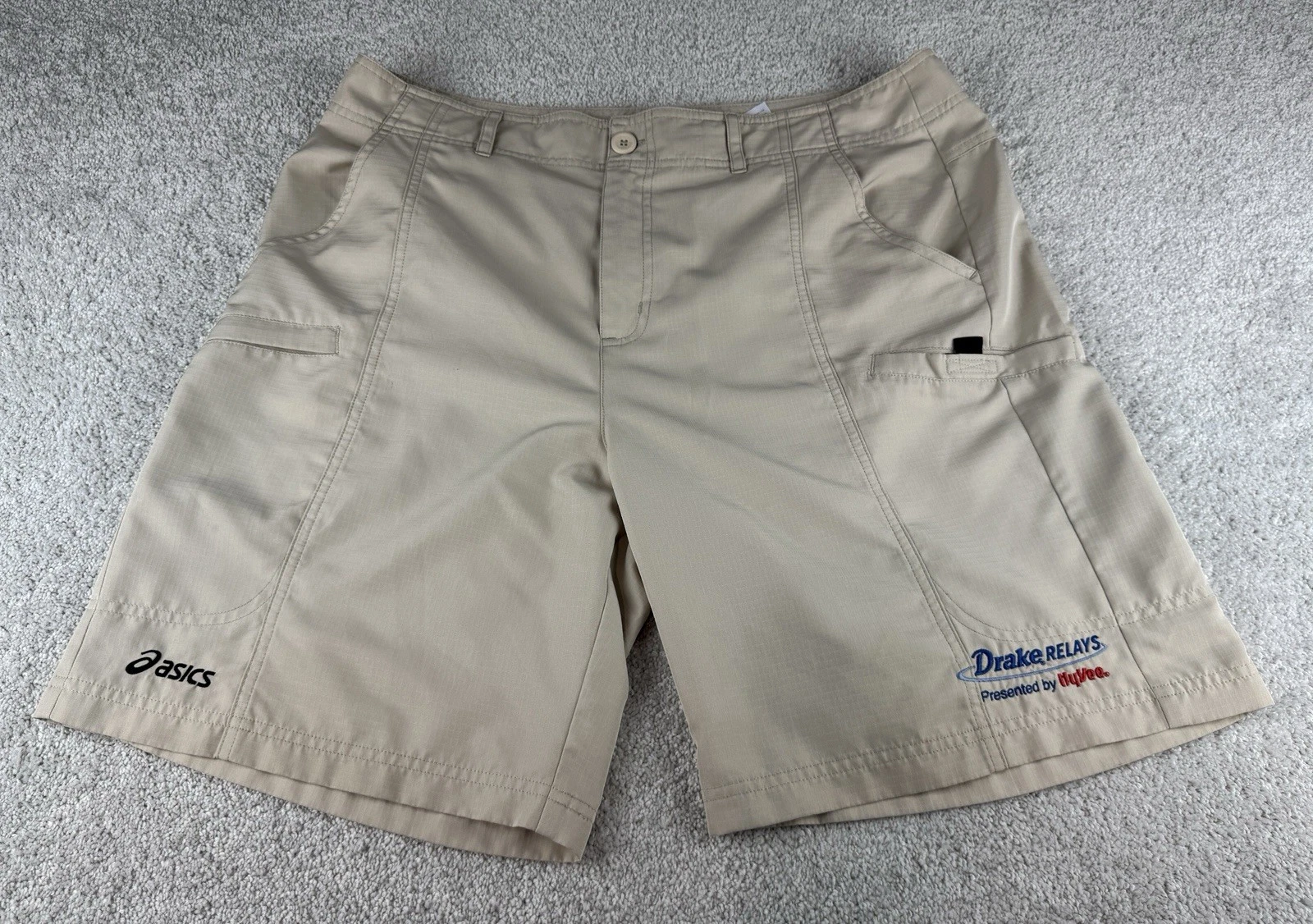 Pantaloncini da golf Drake Relays Hy Vee ASICS Party Casual da uomo 36 marrone chiaro kaki