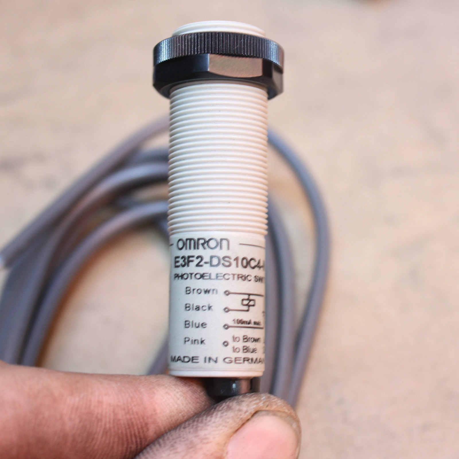 OMRON E3F2 Photoelectric SWITCH E3F2-DS10C4-N 2M 10-30 VDC | eBay