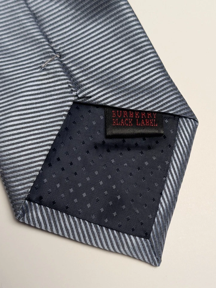 Corbata gris Burberry etiqueta negra Foto 2 de 4