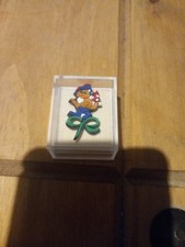 Puss In Boots Vintage Pin Badge Green Bow Micmillain boxed