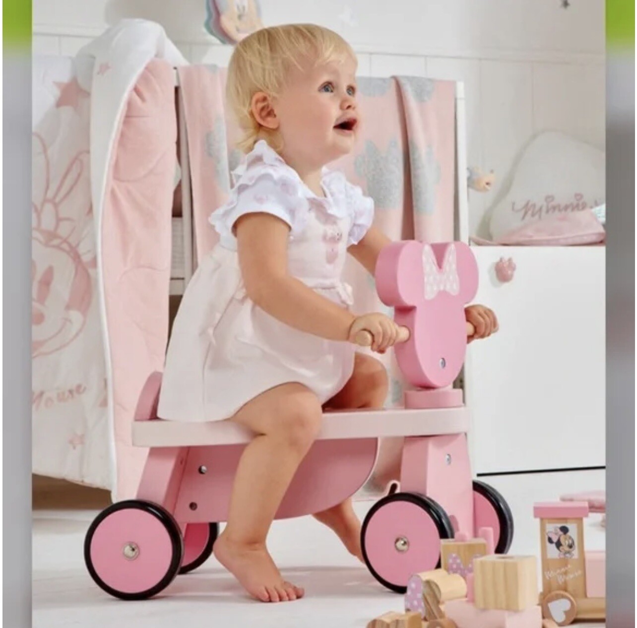 Porteur en bois Disney Primark pour aider bébé à marcher sans glisser grâce aux roues Mickey
