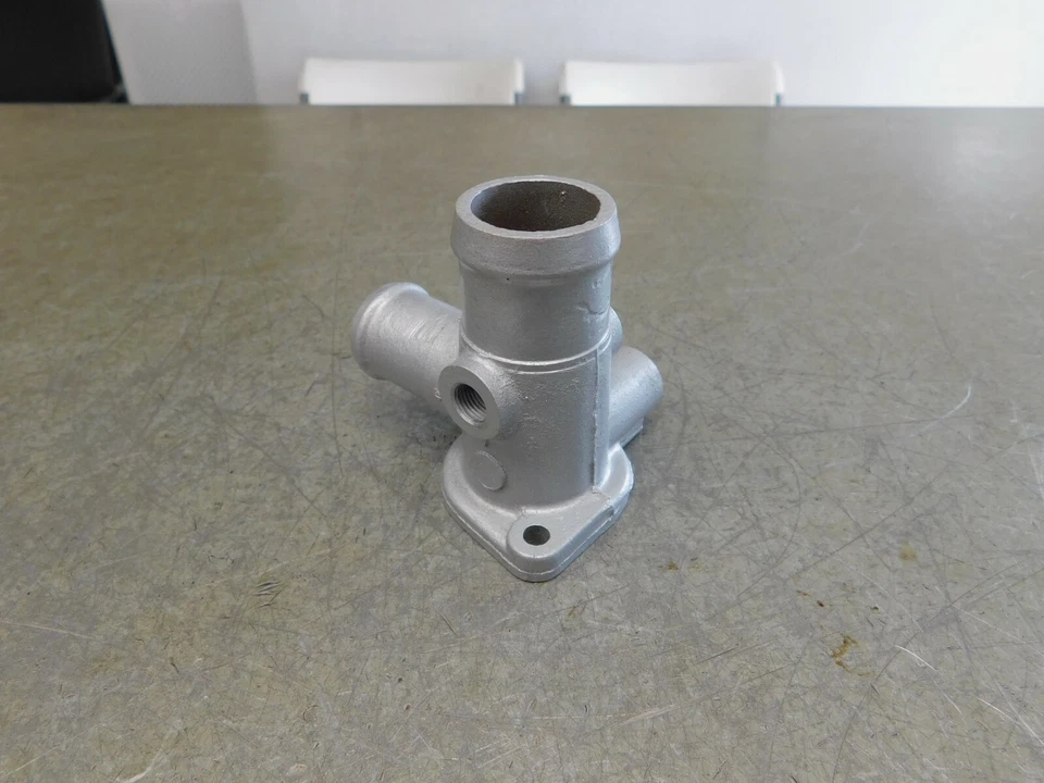 Volkswagen Fox 1991 1992 1993 1,8 M/T motor refrigerante brida de salida (superior) Foto 2 de 4