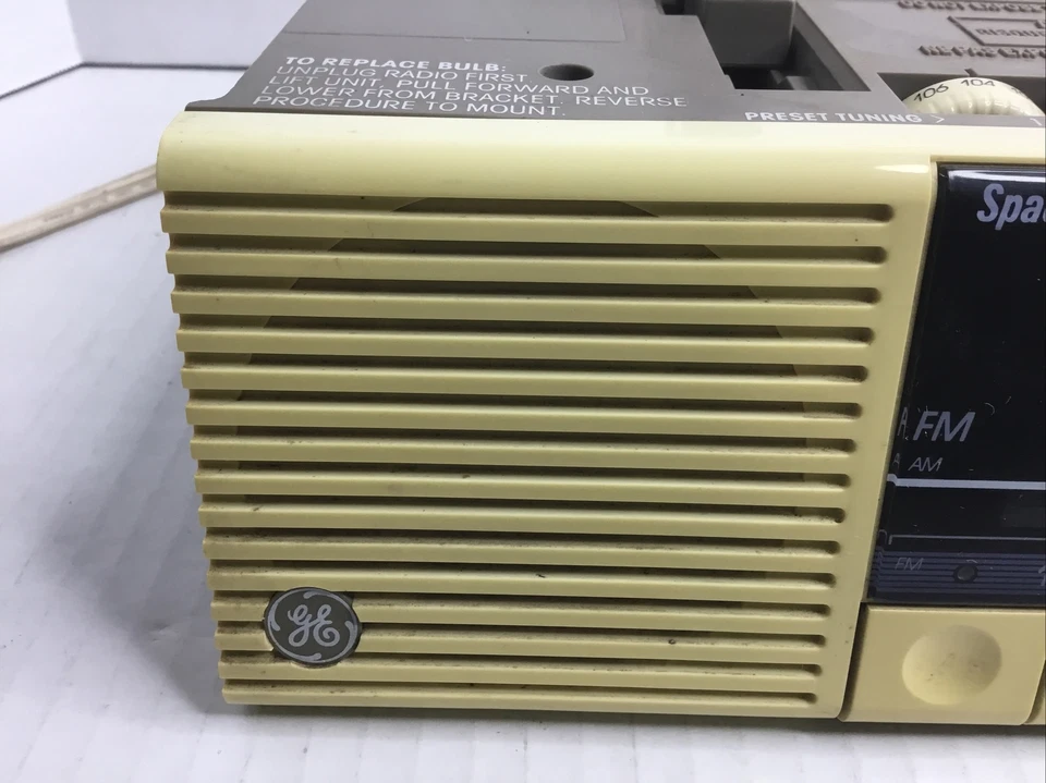 Vintage GE Spacemaker AM/FM Clock Radio w/ Bracket & Light Model 7-4250A - Image 3 of 4