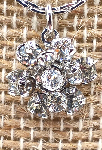 Avon Silver Tone Dainty Flower Rhinestone Pendant Necklace 16" Fashion Jewelry - Picture 3 of 10
