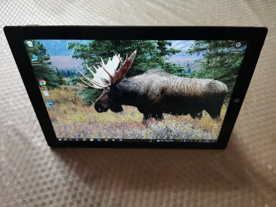 Lotto 3 Microsoft Surface: 2 x "pro 3", 1 x "RT" - Immagine 2 di 4