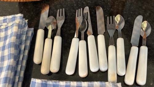 Picknick Weidenkorb gefüttert mit weiß blau Gingham Stoffservietten Mini Silberbesteck - Bild 8 von 20
