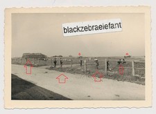 308- Foto wk2  Deutsche Soldaten bauen am Feldflugplatz