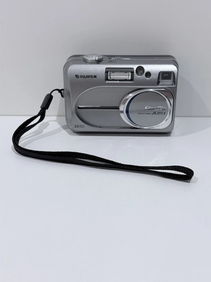 FinePix A205S Fujifilm 2.0MP Digital Camera Silver - Tested, photo 1 of 4
