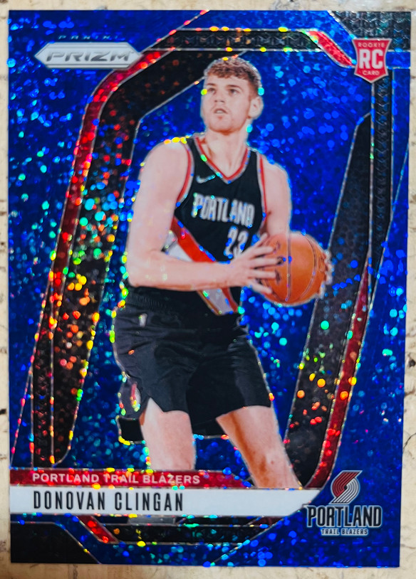 Donovan Clingan 2024-25 Panini Prizm 039/144 Blue Sparkle RC Portland #221
