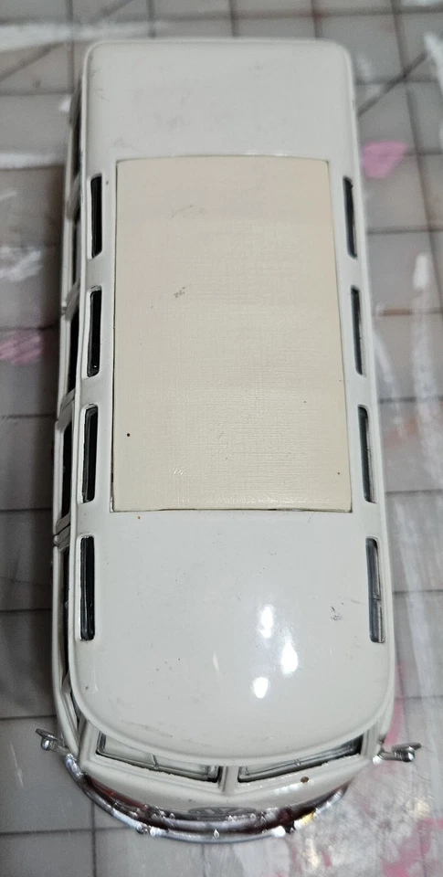 VOLKSWAGEN SAMBA BUS FURGONETA ROJO Y BLANCO 1/25 MODELO DIECAST DE MAISTO Foto 3 de 4