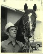 Foto de prensa 1974 entrenador Ángel Burrera tiene riendas para competir caballo Midnite Romeo