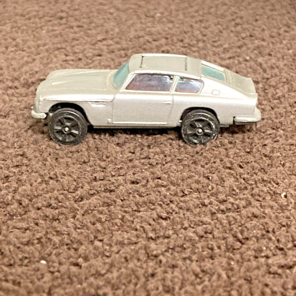 James Bond Aston Martin DB6 1979 Corgi  - Glidrose & Eon  007 1:64 - Image 4 of 4