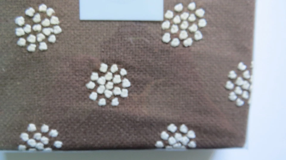 Nuevo en paquete Ropa de cama de lujo NATORI Euro Sham 20x26 marrón 100 % seda bloque indio precio de venta sugerido por el fabricante 230 USD Foto 4 de 4