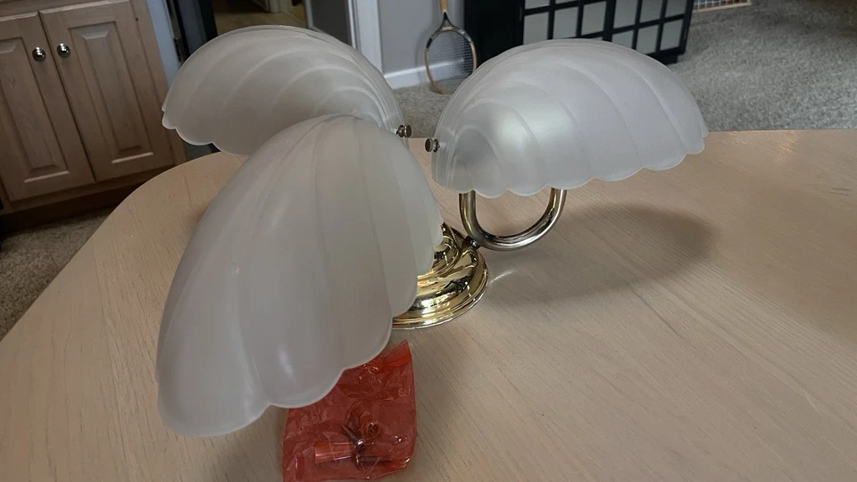 Lámpara de techo de latón 3 hojas esmeriladas en forma de luz de montaje empotrado, con herrajes Foto 3 de 4