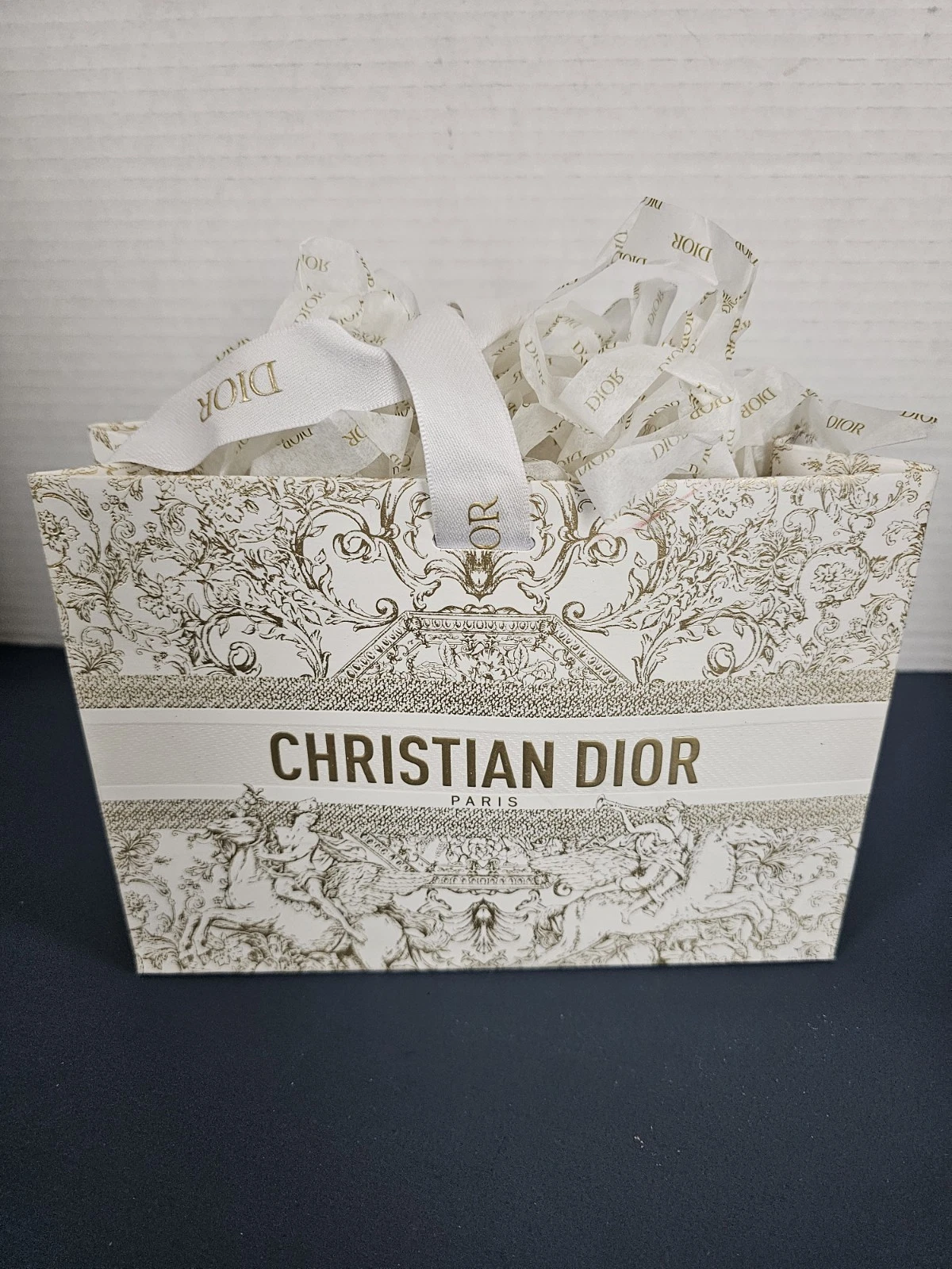 Petit sac shopping papier ruban Christian Dior Paris vacances crème dorée
