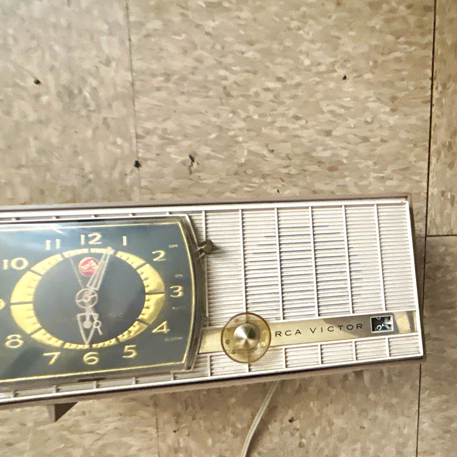 RCA Victor Vintage Clock Radio Tabletop Radio Alarm Clock Feature