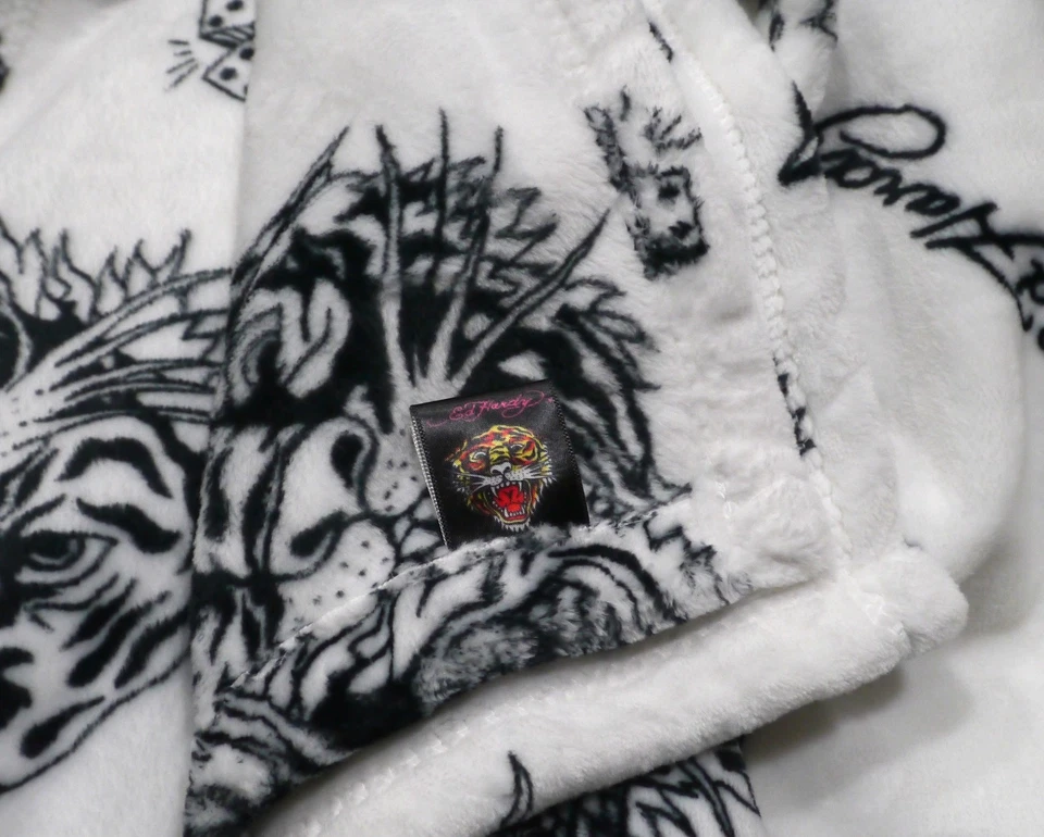 NUEVO Ed Hardy Peluche 60"x70" Manta Tatuaje Calavera Daga Muerte Gloria Dados Foto 3 de 4