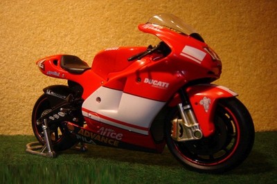 1:12 Ducati Desmosedici T.Bayliss 12 Alice 2004 NEW RAY 00347
