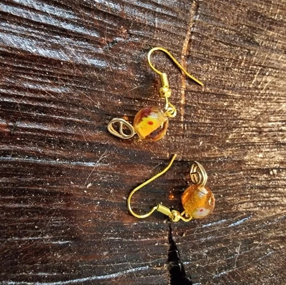 Серьги ручной работы с прозрачным янтарем и бисером с цветочным дизайном на золотой подвеске - Изображение 2 из 3