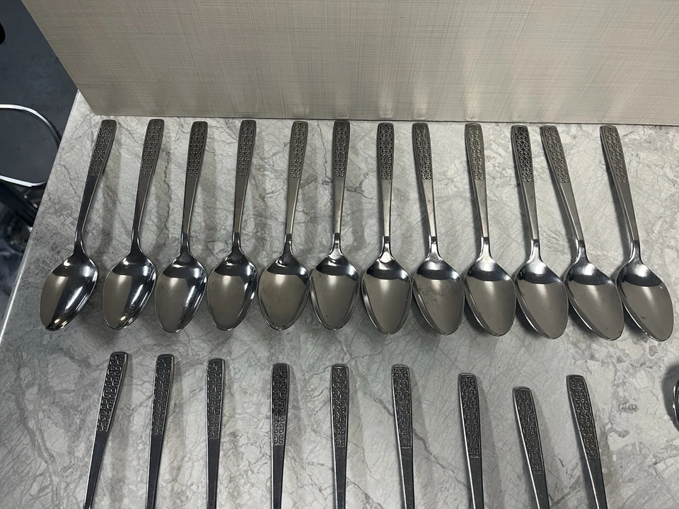 Juego de cubiertos International de acero inoxidable Serenata 68 piezas Mid Century vintage Foto 2 de 4
