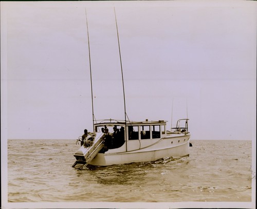 LG821 '40 Original Photo CASKET SLIDING INTO WATER Burial At Sea Funeral Service