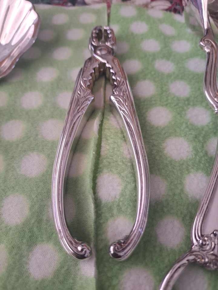 Pinças para salada, quebra-nozes e colher de frutas vermelhas folheadas a prata da Itália Gorham Heritage - Imagem 2 de 4