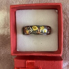 Dieser Libelle & Sonnenblume Ring hat ein 3 T...