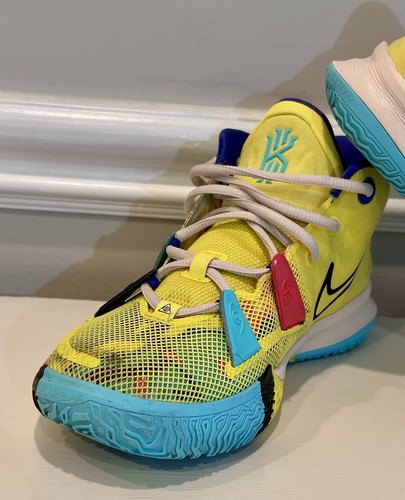 Nike Kyrie 7 Sneakers Kids Size 5Y GS Shoes Yellow 1 World 1 People CT4080-700 - Afbeelding 3 van 15
