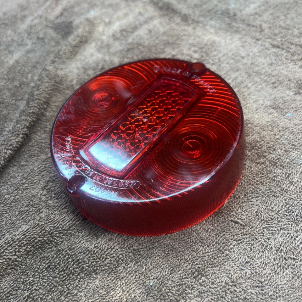 Lente de luz trasera roja SIMCA vintage - Hecha en Francia - A4407 A4412 250SAE STDB 61 Foto 3 de 4