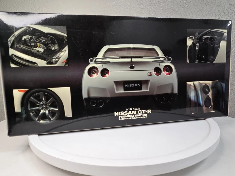 Литая модель Kyosho 08475W Nissan GT-R Premium Edition 1:18 цвет слоновой кости жемчуг - Изображение 3 из 4