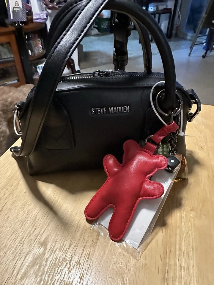 Bandolera Steve Madden en negro con dijes Foto 4 de 4
