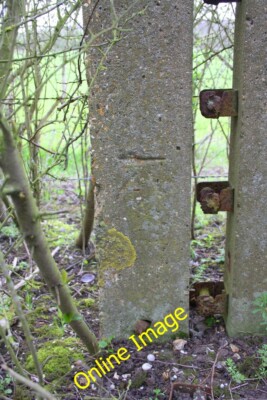 Foto 6x4 Benchmark auf Betonpfosten in Hecke Chalhain Ordnance Survey c c2014