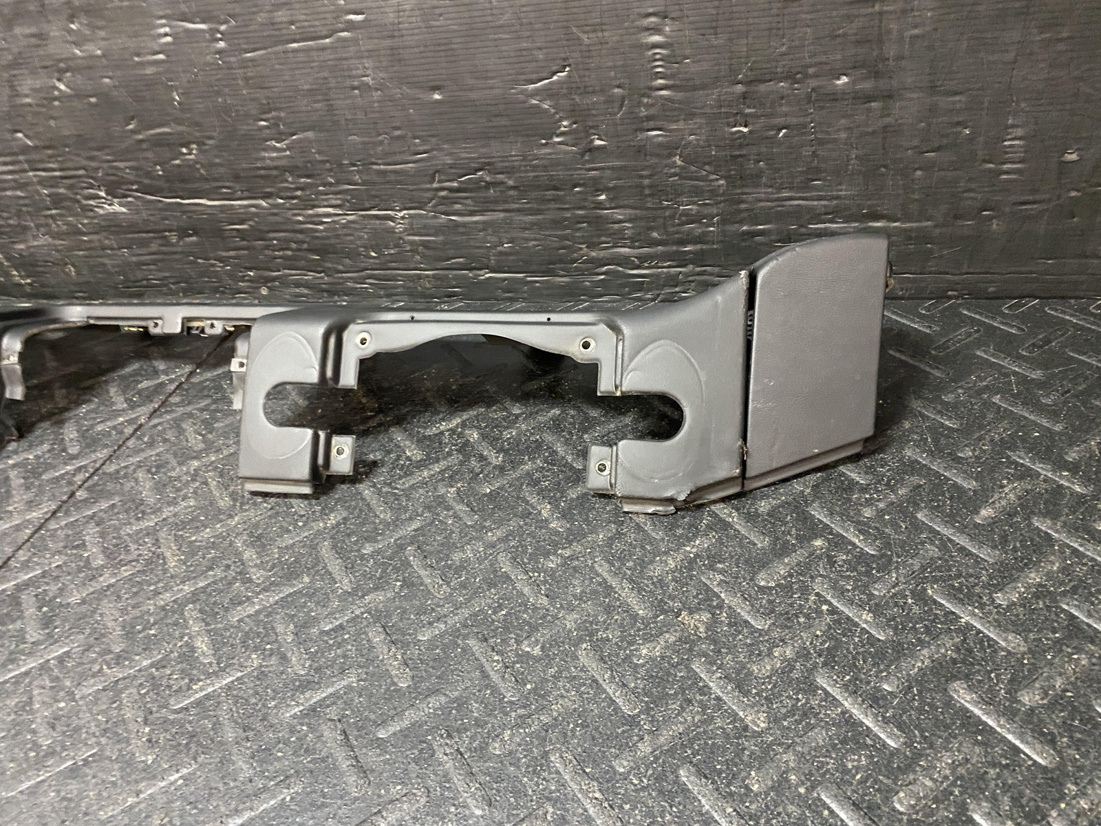 02-06 MASERATI SPYDER REAR SEAT BACK BULK HEAD TRIM MOULDING