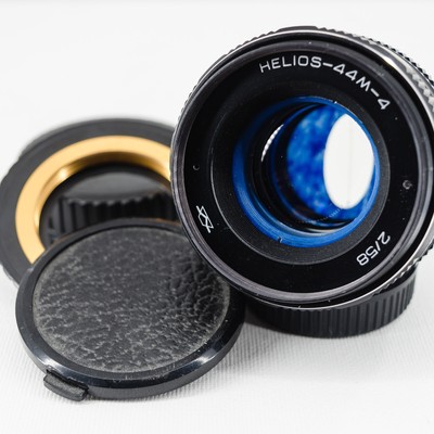 Helios 44M-4 mit blauem anamorphem ovalem Bokeh und Fackelstreifen für Canon/Sony/M43