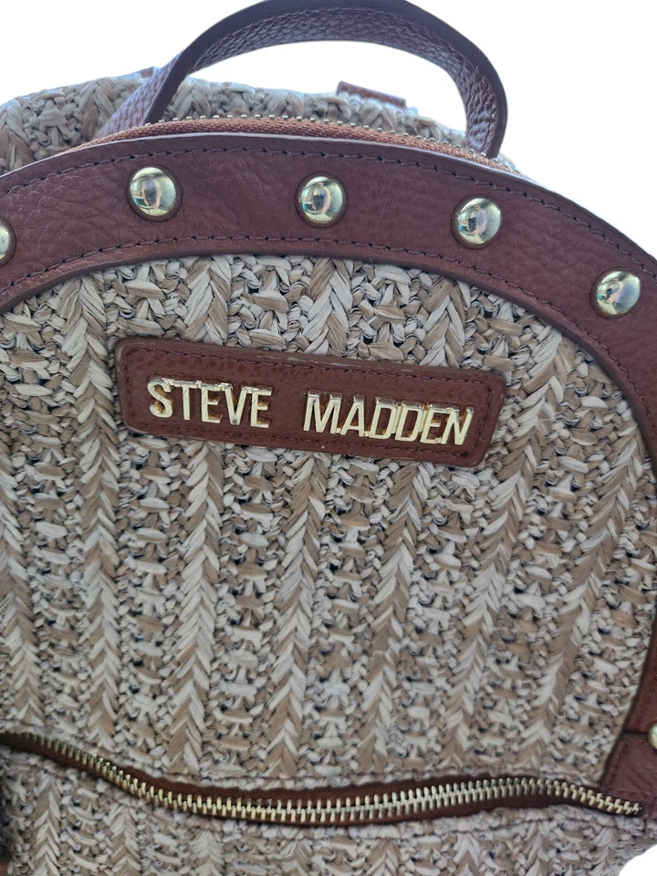 Mini mochila Steve Madden de cuero marrón y paja para mujer pequeña herrajes dorados Foto 2 de 4