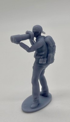 Greenhills TV Presse Kameramann mit Rucksack Figur - unbemalt - Maßstab 1:32 - NEU