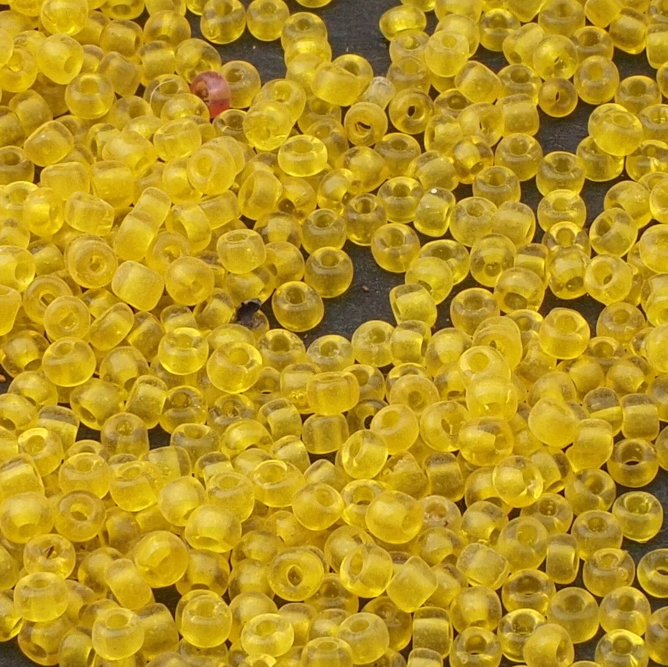 Lot (500) vintage Czech transparent yellow rondelle glass seed beads 2mm - Image 2 of 3