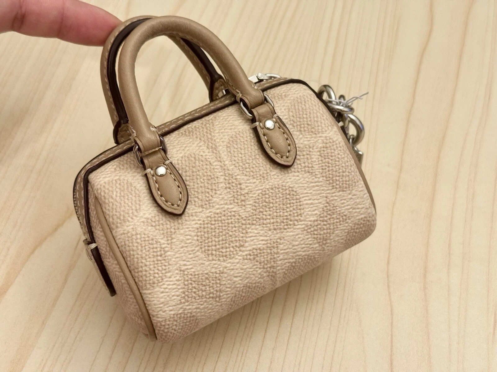 Borsa a tracolla Coach Mini Rowan nuova con etichette ciondolo in tela firmata sabbia tortora