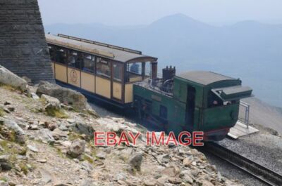 PHOTO  TRAIN ON SNOWDON'S SUMMIT A TRAIN JUST STARTS ITS DESCEND DOWN FROM THE S